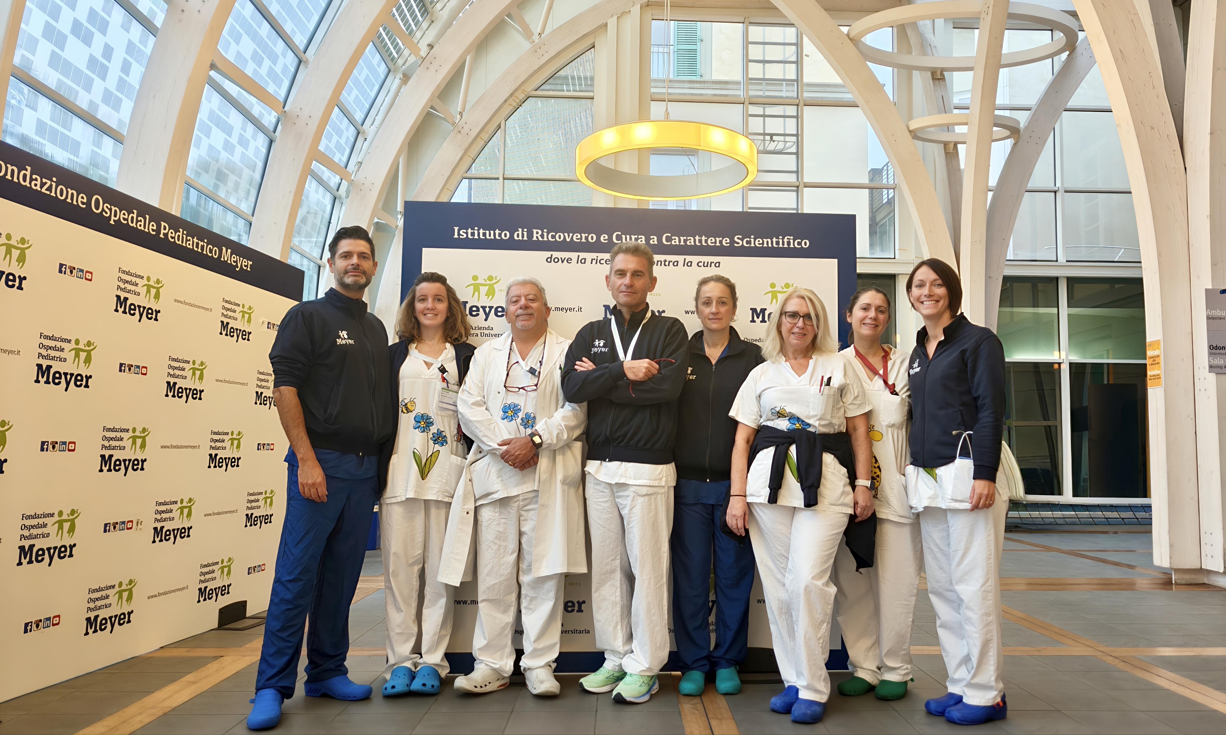 Team chirurghi e terapia intensiva neonatale Meyer intervento bambina Gaza dr Moroni e dr Ciardini al centro