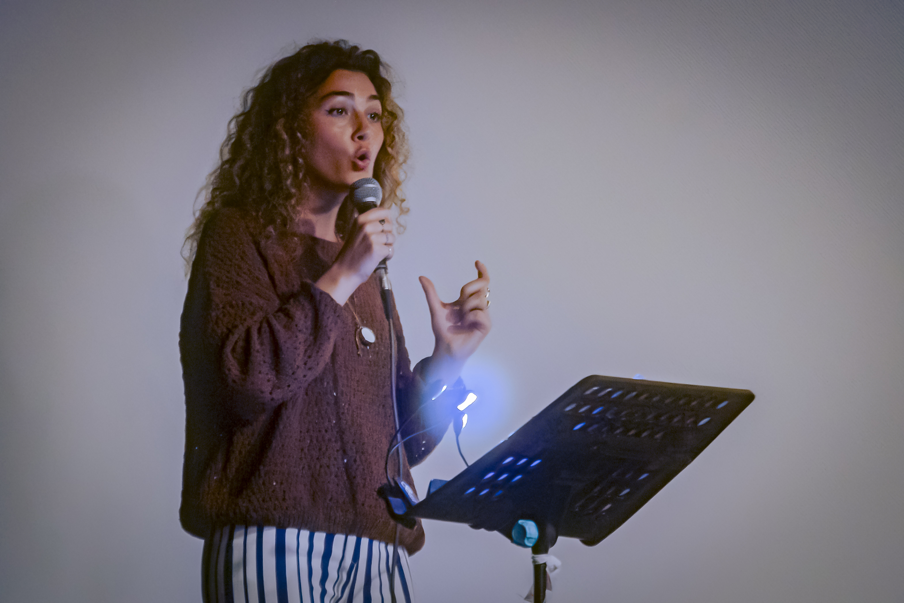 L'allestitrice Giada Kogovsec (Fonte foto comunicato Istituto Storico della Resistenza)