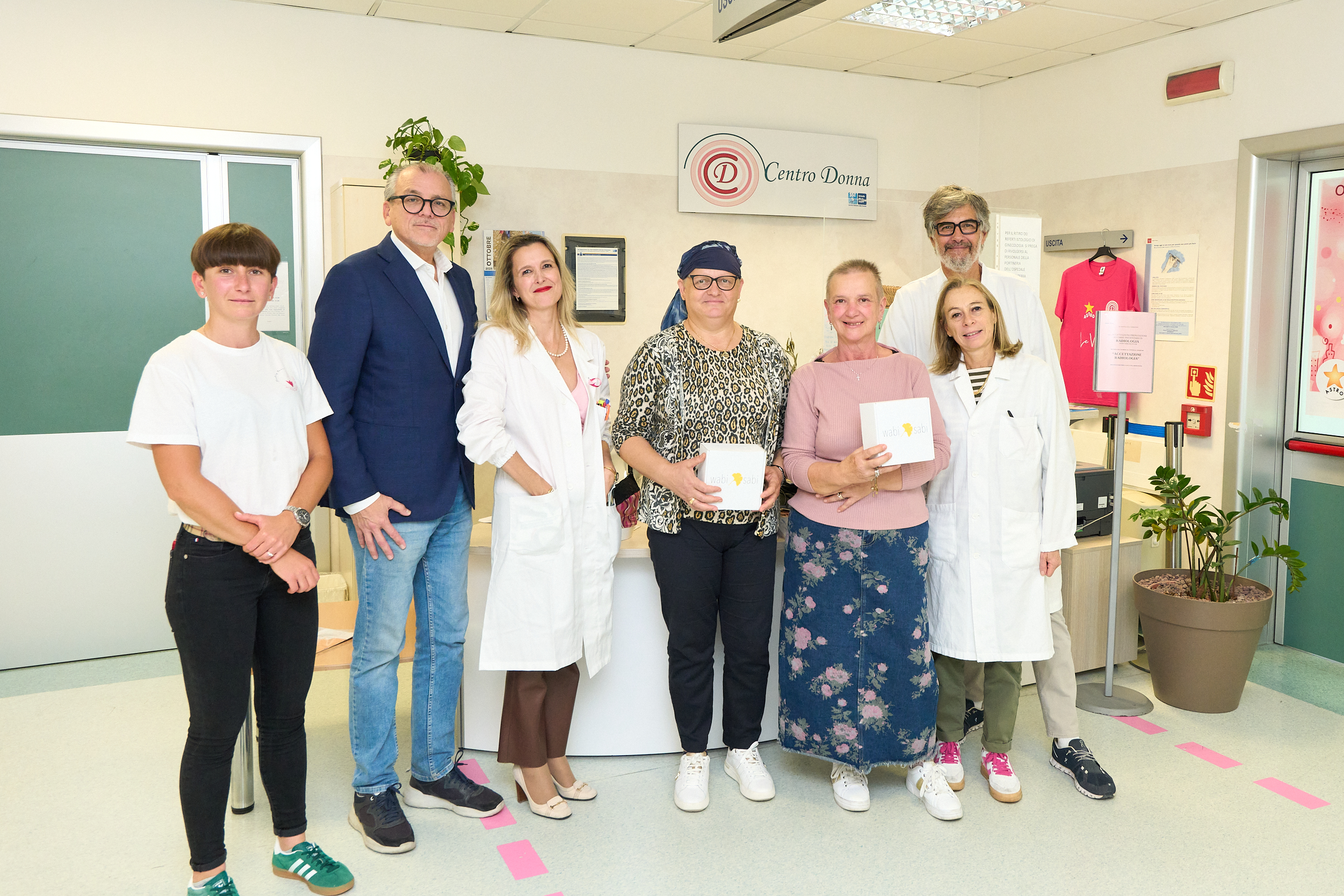 Foto di gruppo durante la consegna (Fonte foto Ausl Toscana Centro)
