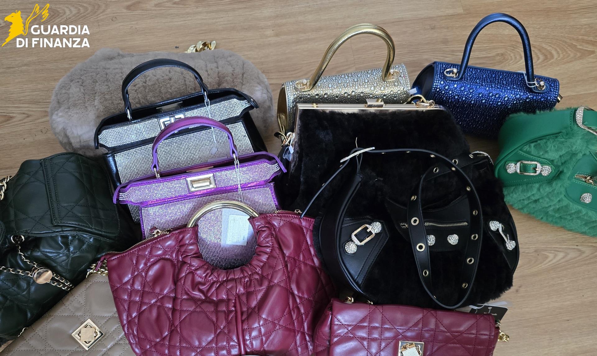 Borse contraffatte sequestrate (Foto da comunicato sala stampa Guardia di Finanza)