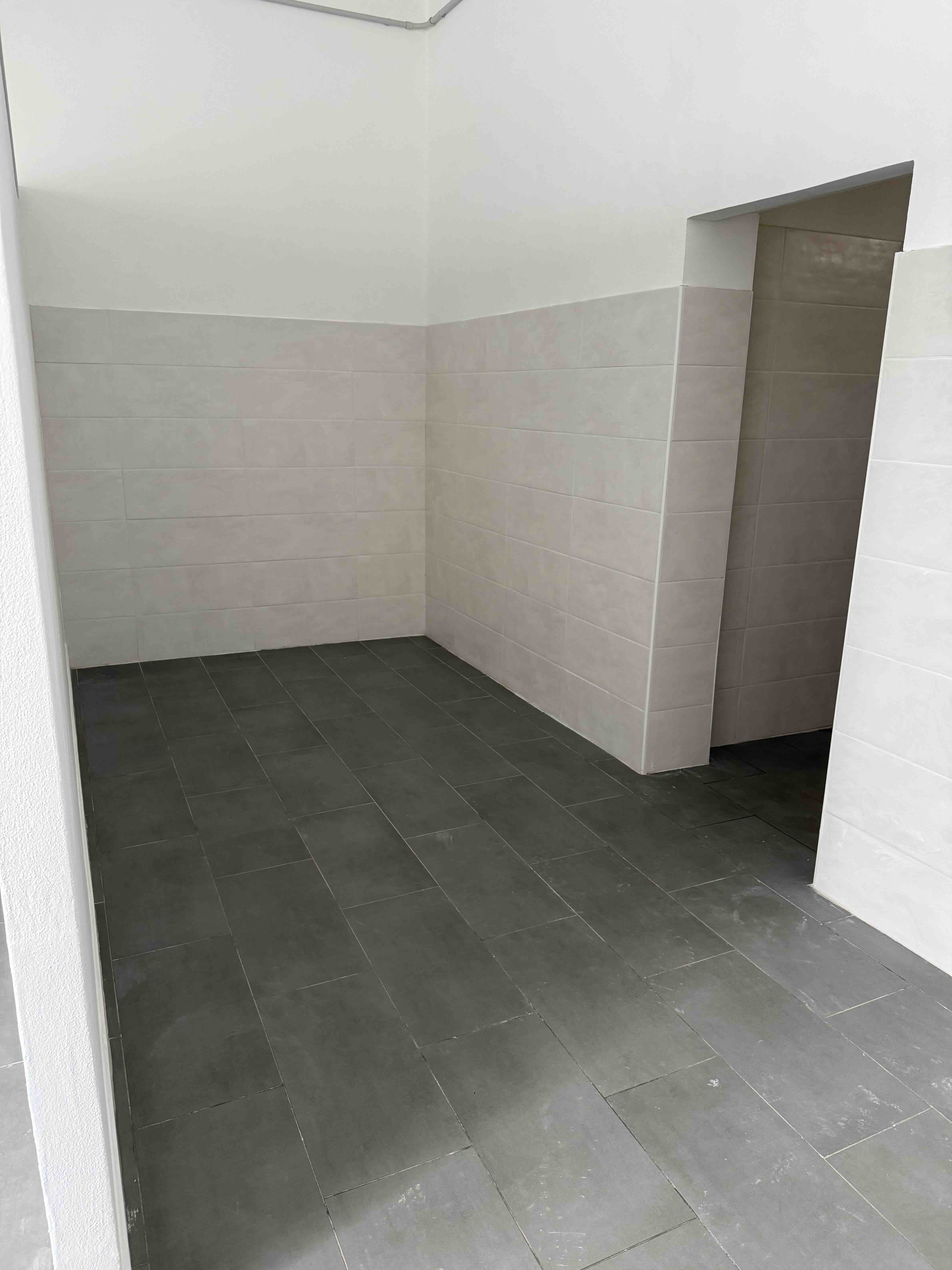 Interno spogliatoi via Olimpia (Foto da comunicato Comune di Figline e Incisa Valdarno)