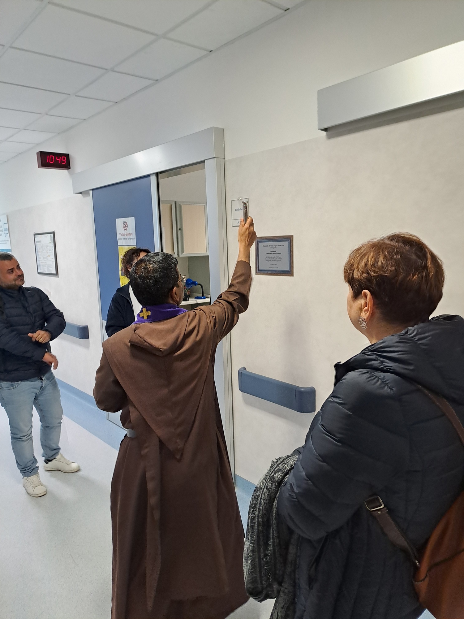 La benedizione della targa (Fonte foto Ausl Toscana Centro)