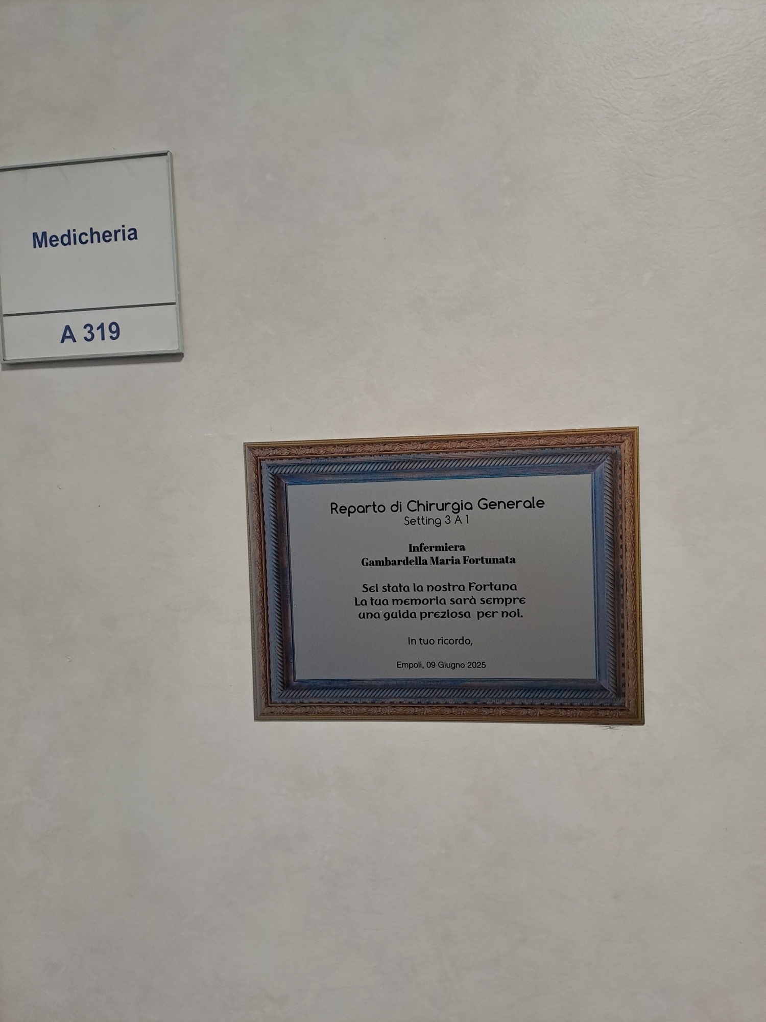 La targa in memoria di Maria Fortunata Gambardella (Fonte foto Ausl Toscana Cerntro)