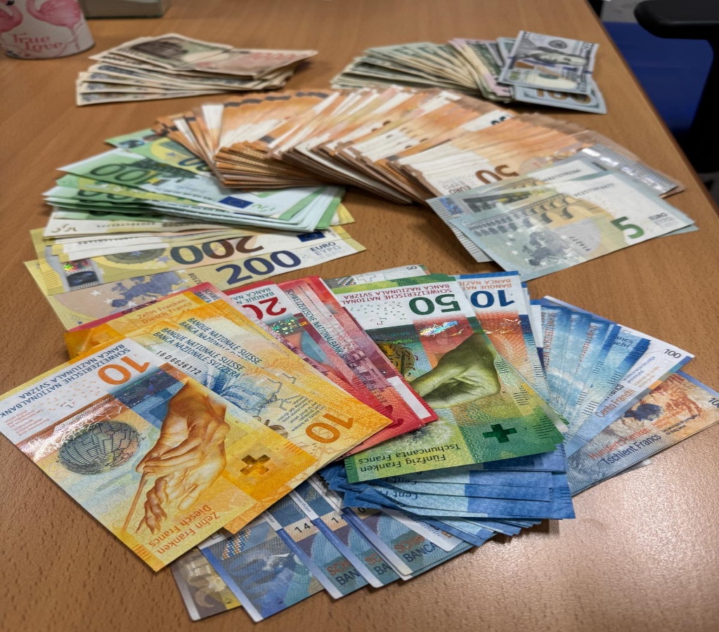 Materiale sequestrato (fonte foto da comunicato stampa)