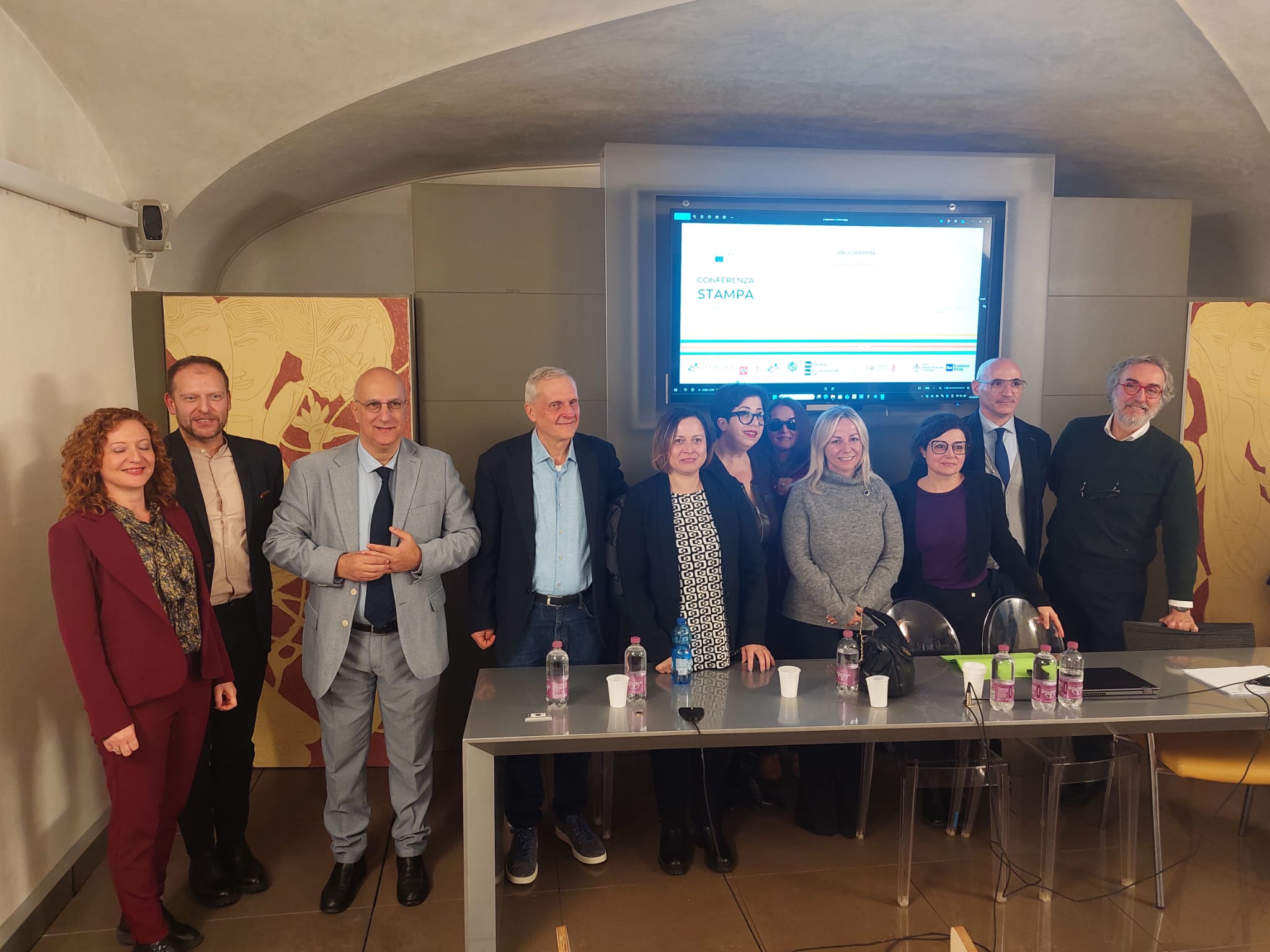 foto di gruppo dei relatori della conferenza stampa (fonte foto comunicato stampa)