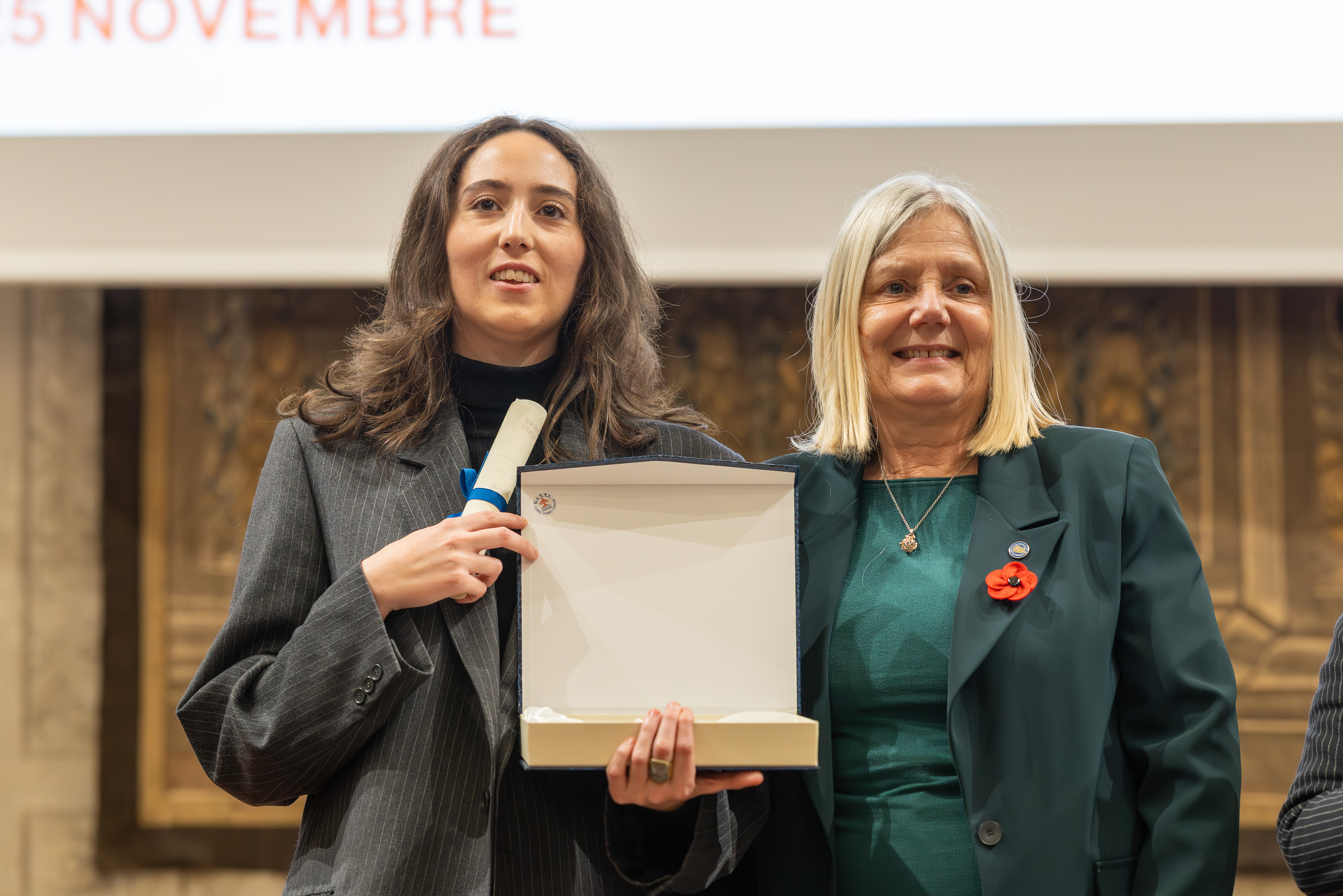 La vincitrice del concorso Matilde Mortelli con la rettrice Alessandra Petrucci (Fonte foto Università degli Studi di FIrenze)