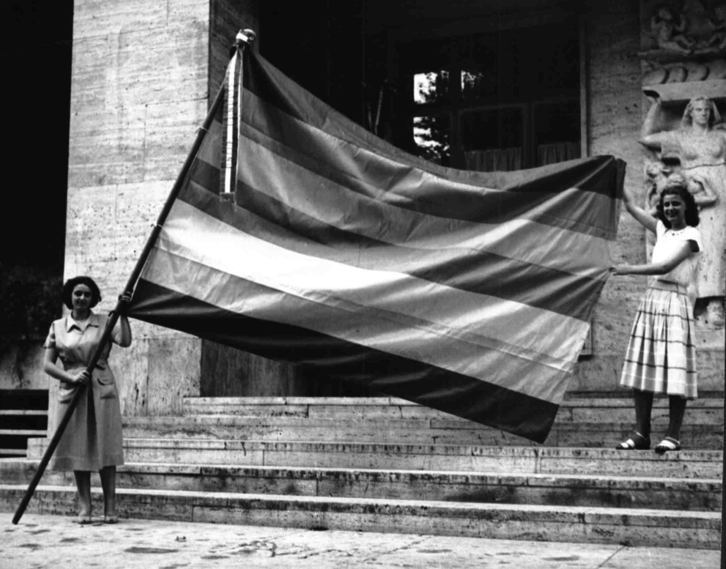Donne con bandiere della pace davanti Cgil di Roma anni ’50 pic (fonte foto comunicato stampa)