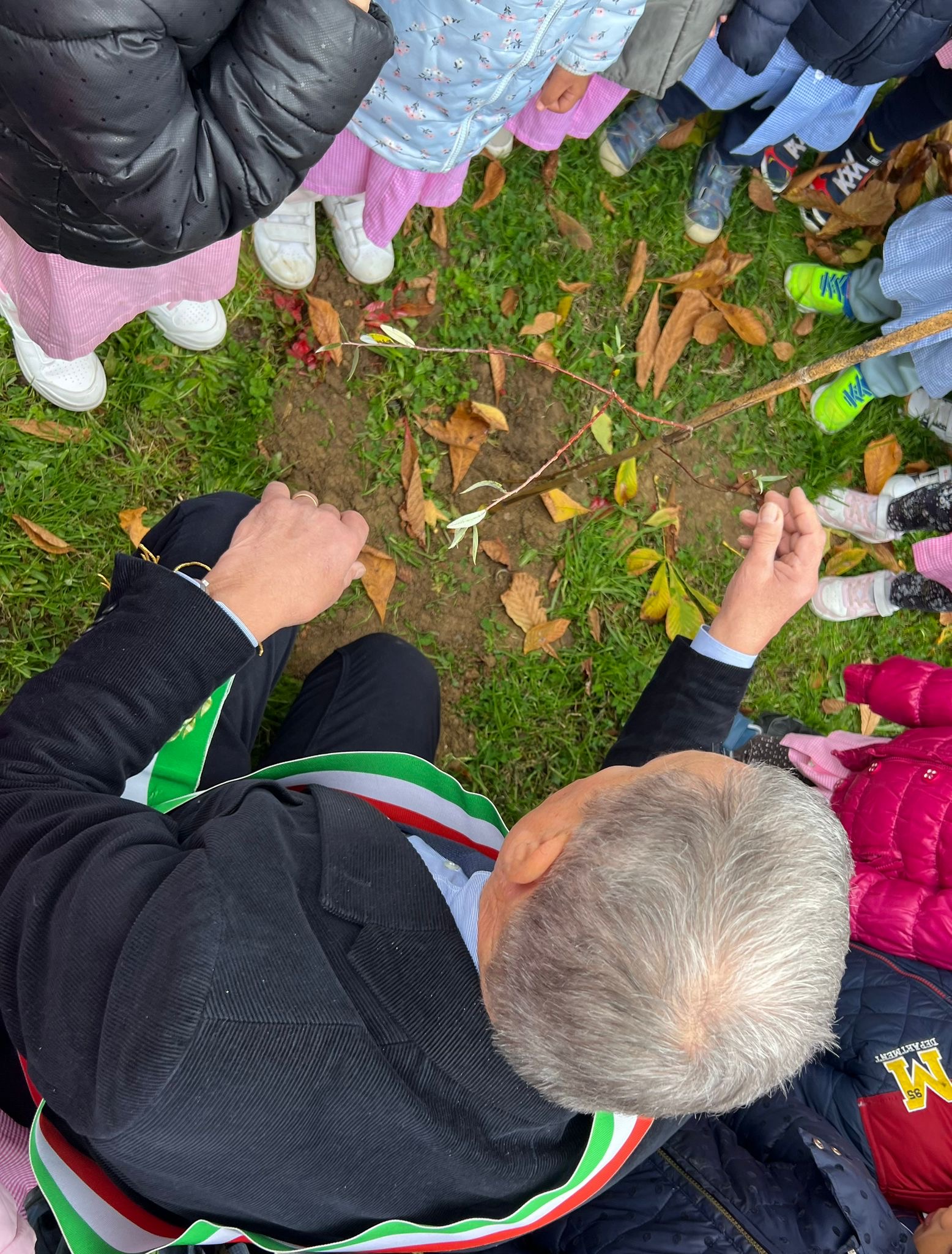 Un momento della piantumazione (Fonte foto Comune di Figline e Incisa Valdarno)