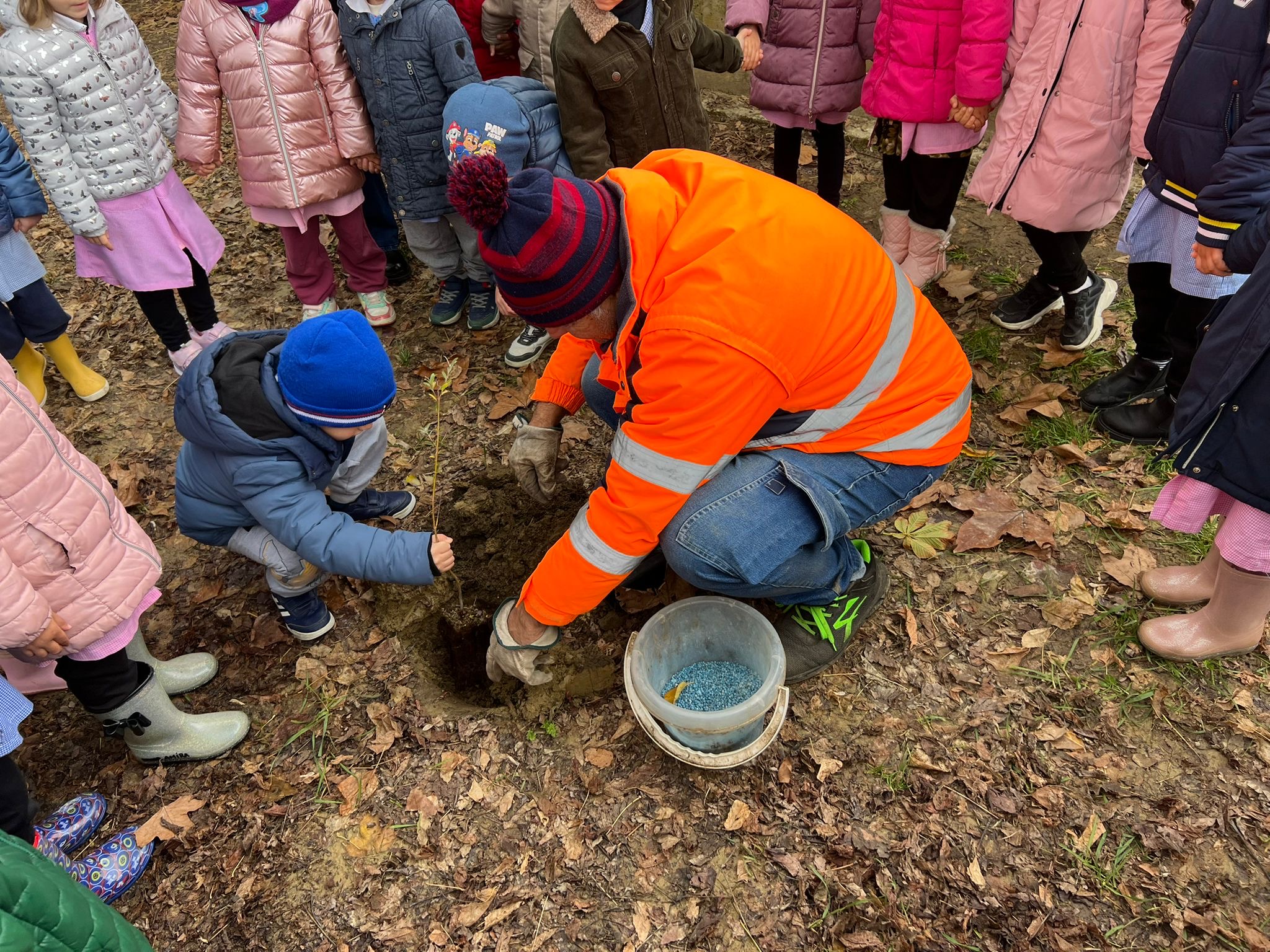 Un momento della piantumazione (Fonte foto Comune di Figline e Incisa Valdarno)