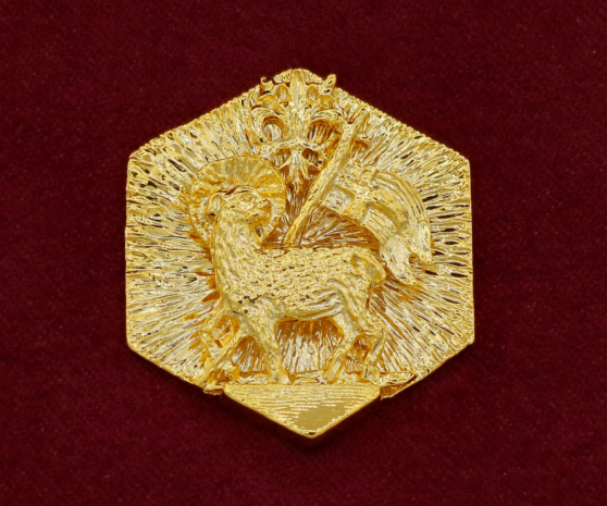 La spilla del premio 'Firenze e il Lavoro 2025' (Fonte immagine comunicato Camera di Commercio Firenze)