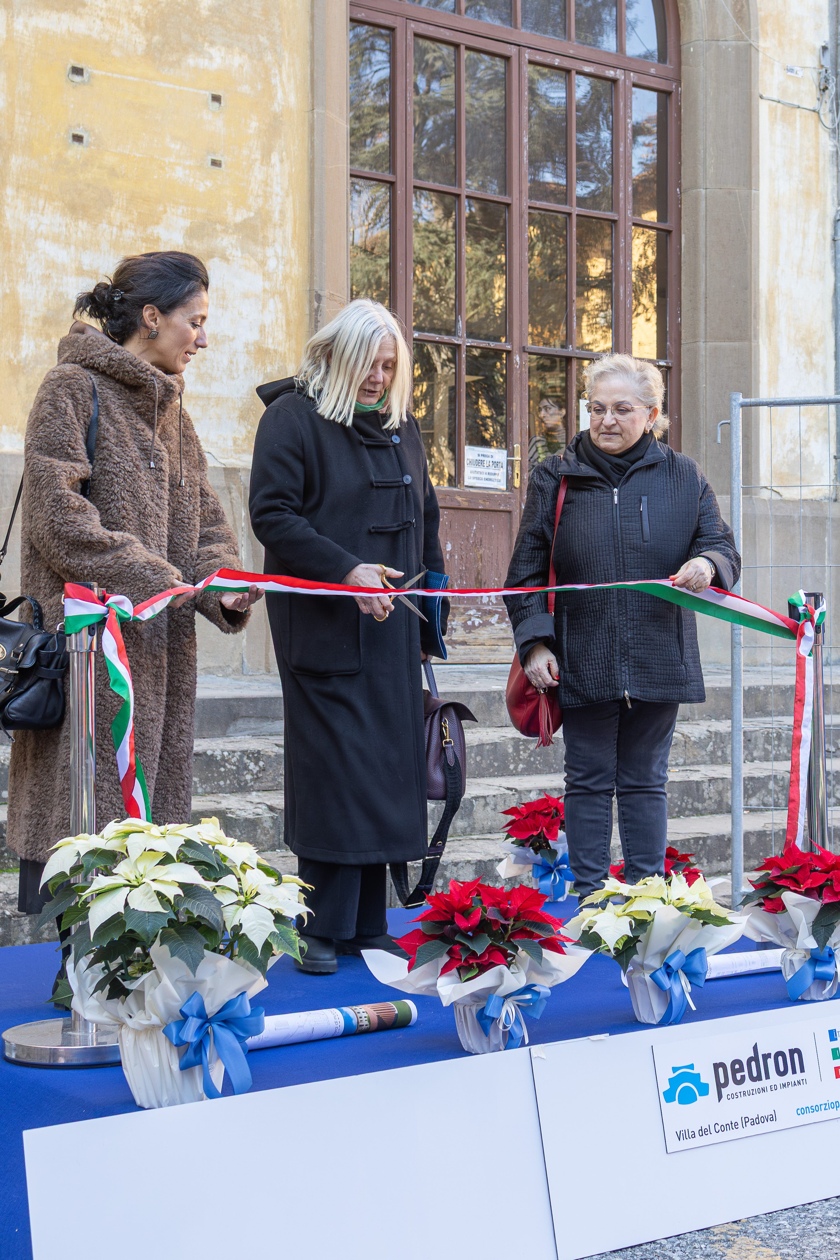 Il taglio del nastro al cantiere. Da sx: l'ass.regionale Cristina Manetti, la rettrice Alessandra Petrucci, la delegata dell'Ateneo alla valorizzazione del patrimonio immobiliare Frida Bazzocchi (Foto Università degli Studi di Firenze)