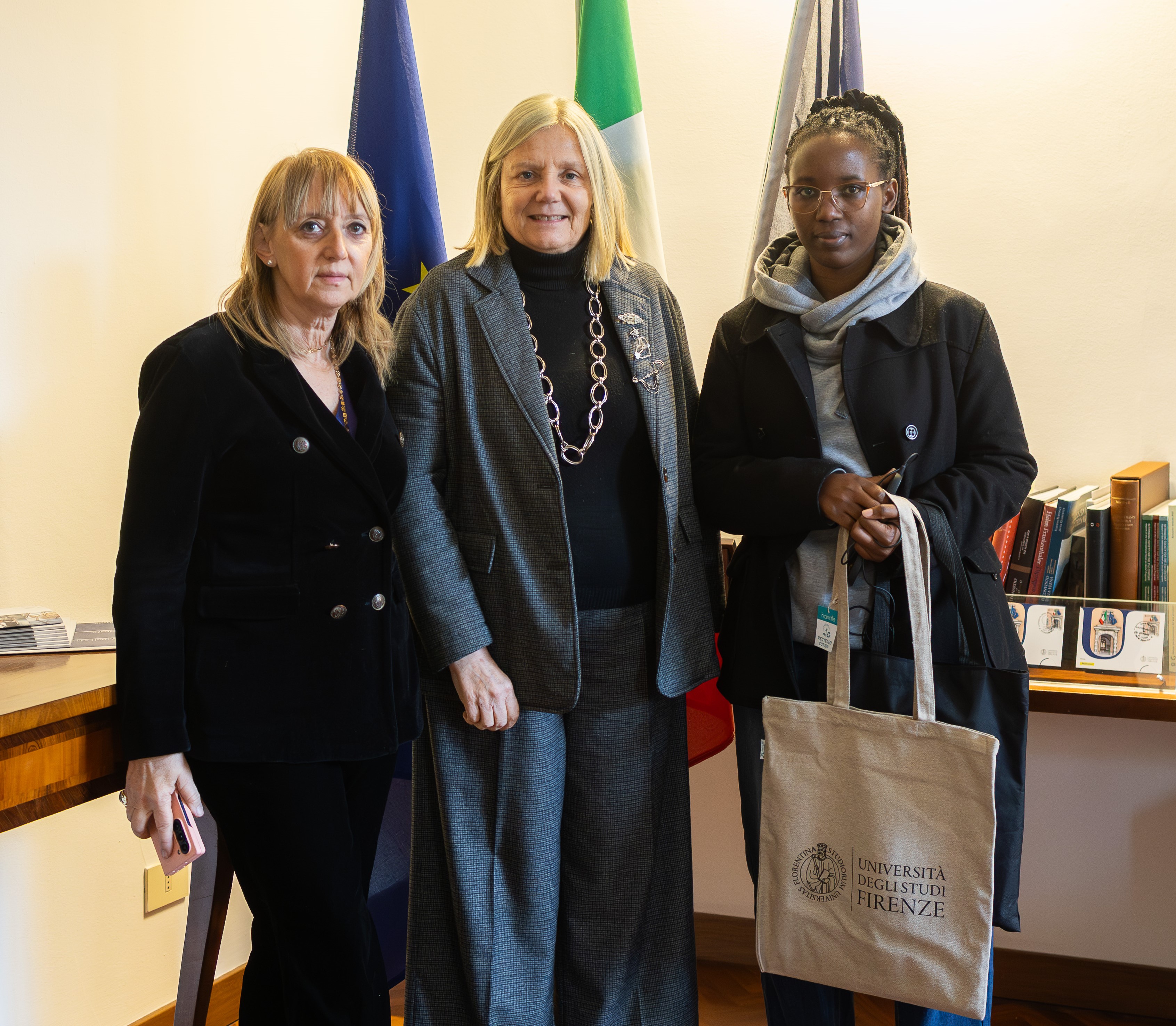 Nella foto, da sinistra: la delegata Maria Paola Monaco, la rettrice Alessandra Petrucci e la studentessa 