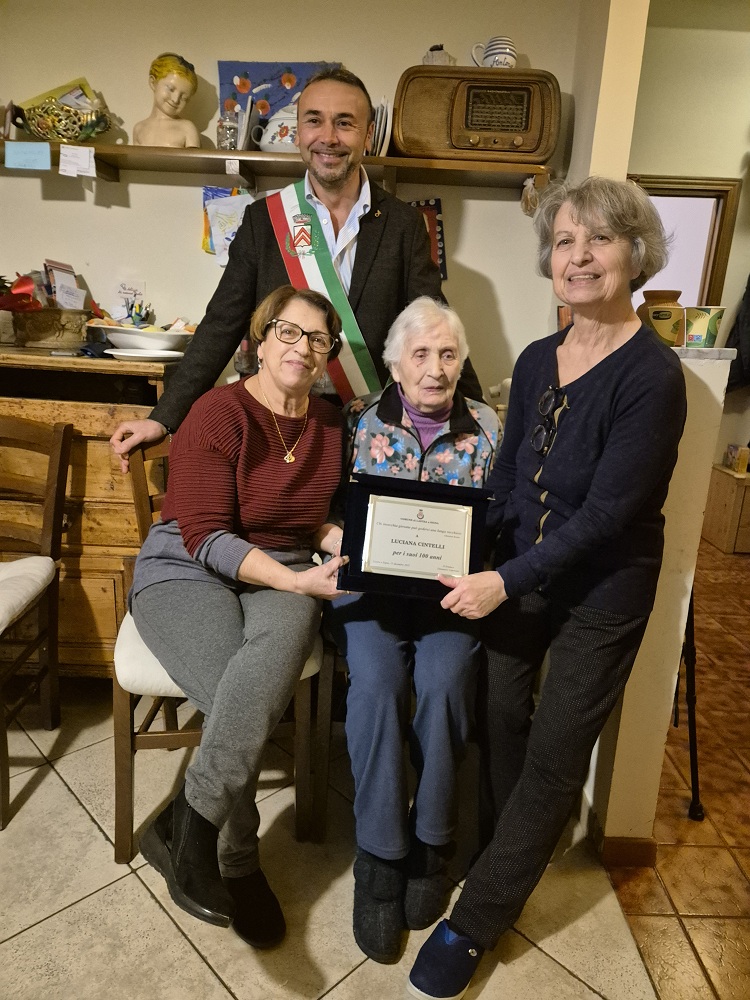 sindaco Emanuele Caporaso si è recato a portare gli auguri suoi e di tutta l'amministrazione comunale a Luciana Cintelli che ha tagliato il traguardo dei 100 anni di età