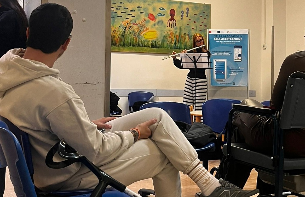 La flautista si è esibita negli spazi del Poliambulatorio