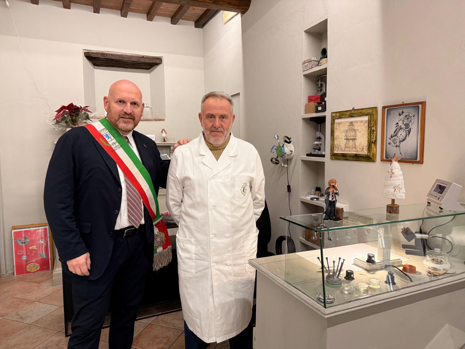 Orologiaio di Tavarnelle con il sindaco Baroncelli (Fonte foto Comune di Barberino Tavarnelle)