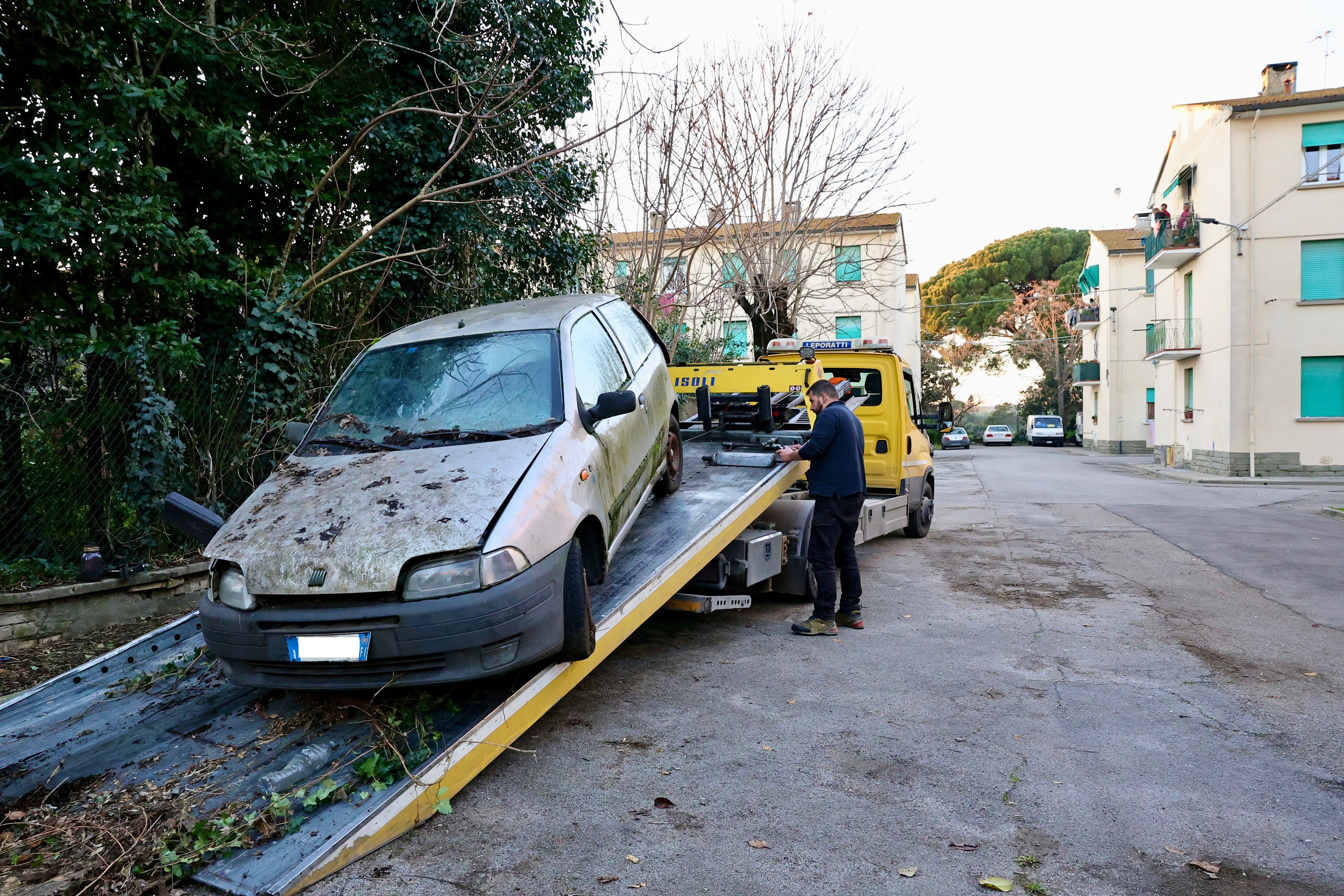 Rimossi 4 veicoli abbandonati tra Santa Maria e Avane: nel 2025 tolti dalla strada 15 rottami