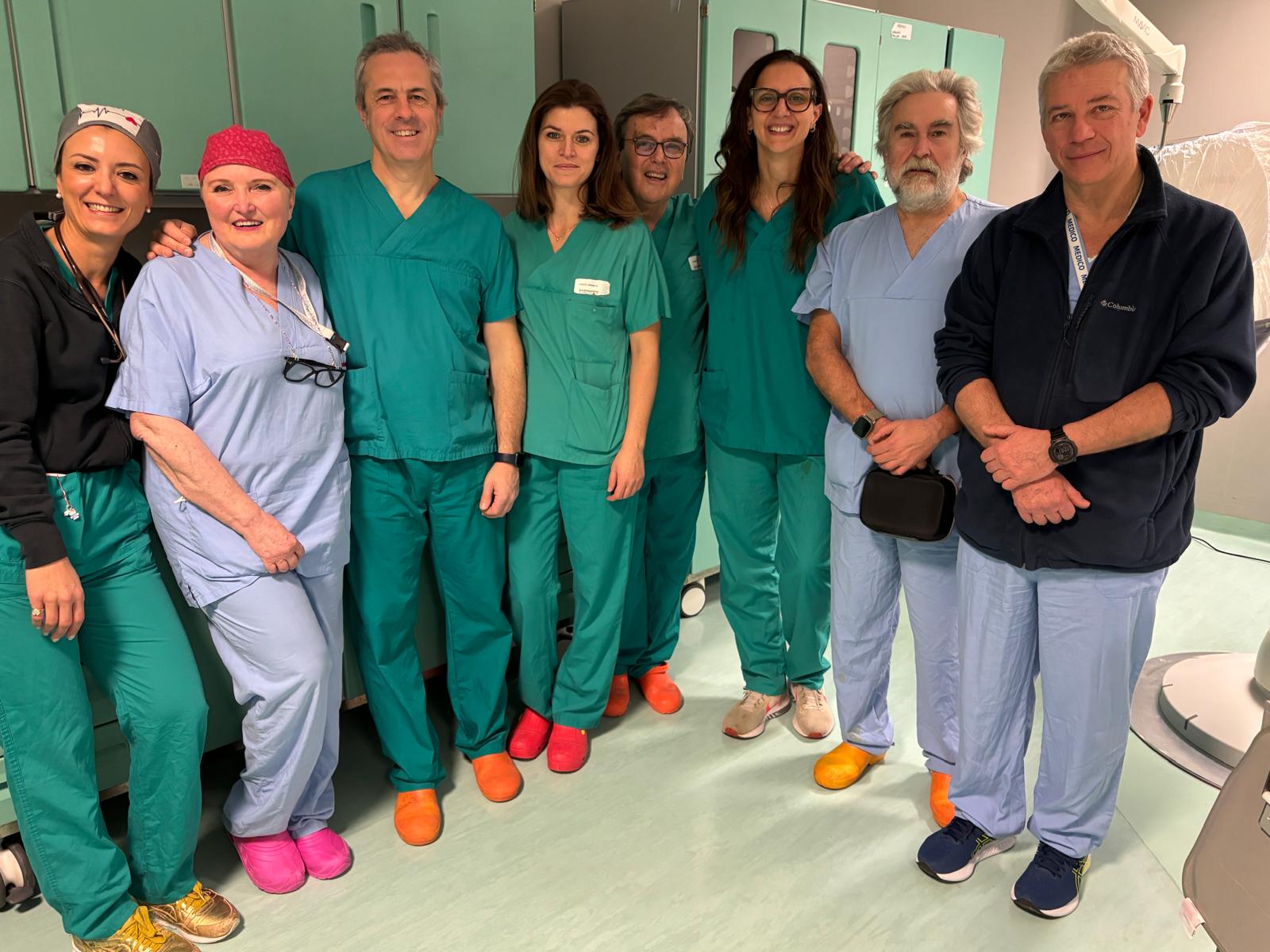 in foto il dottor Vignolini, il dottor Pavoni e l'equipe medica e infermieristica