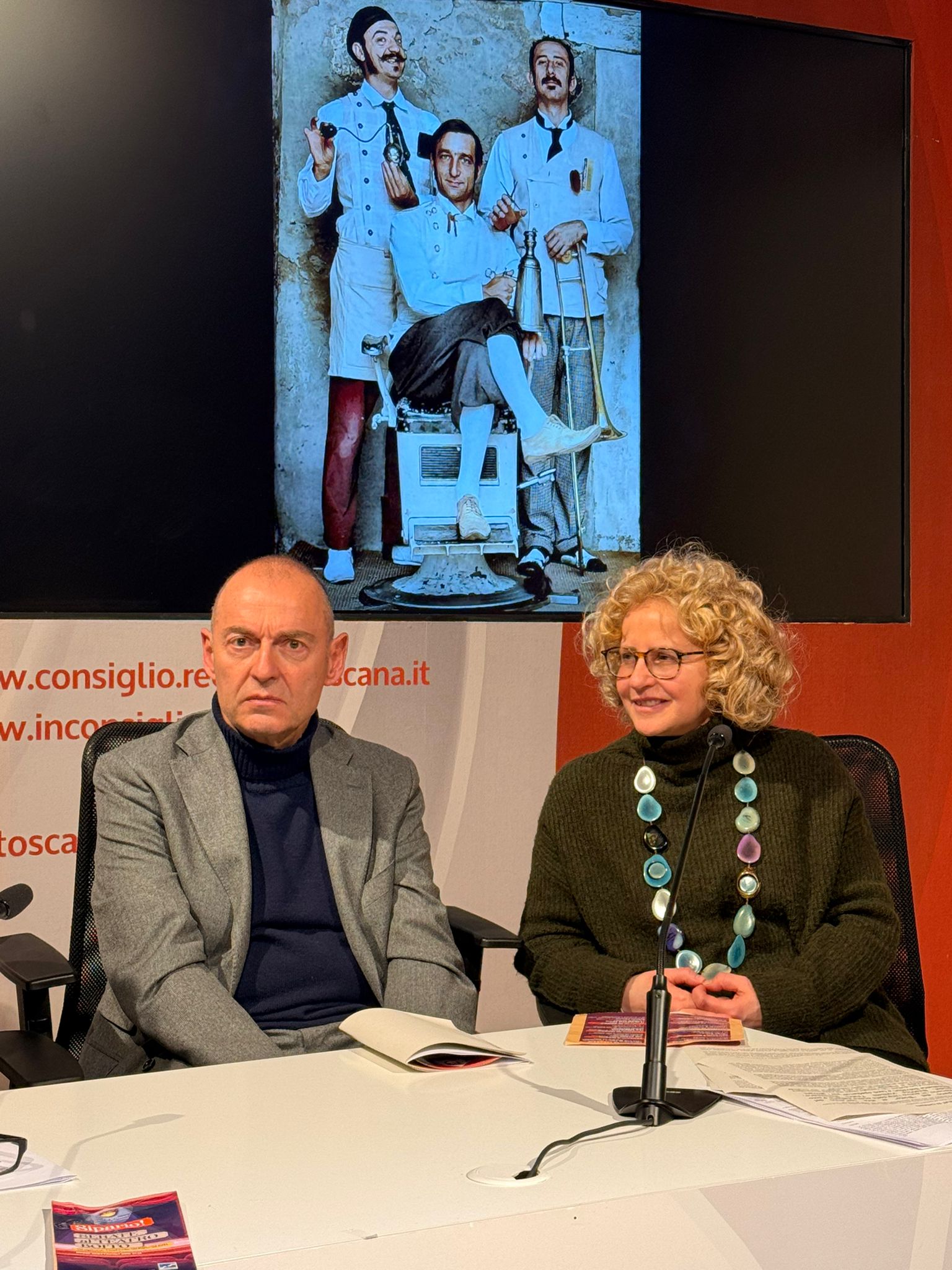 Sindaco Sottan e la vicesindaci Toniazzi durante la conferenza stampa stagione teatrale Boito (Fonte foto Comune di Greve in Chianti)