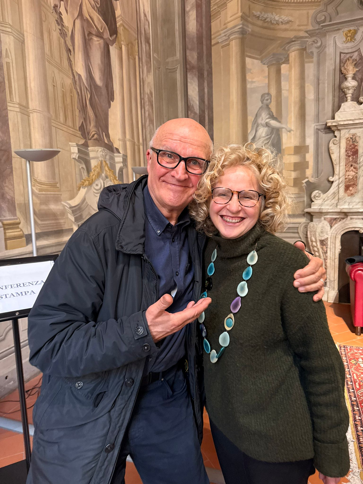 Paolo Hendel e vicesindaca Monica Toniazzi (Fonte foto Comune di Greve in Chianti)