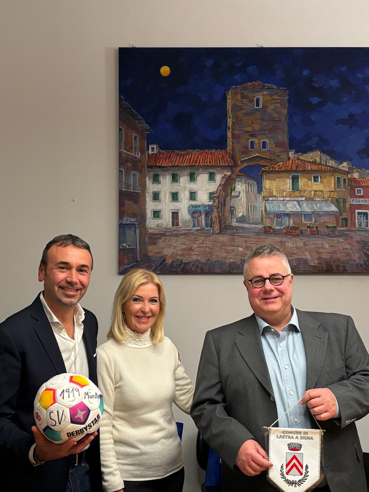 il sindaco Emanuele Caporaso con il sindaco di Munster Joachim Schledt e la presidente del Comitato per il gemellaggio Gerlinde Herd Huber (Foto da comunicato Comune di Lastra a Signa)