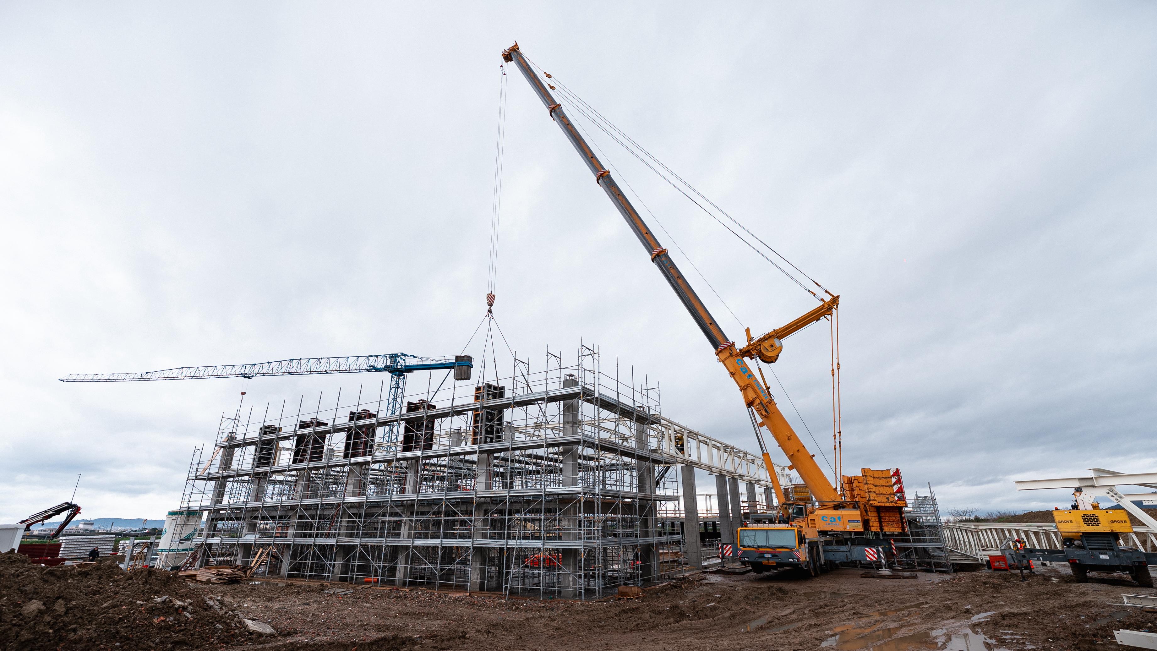 Ultimato il varo delle strutture di copertura della piscina comunale (Fonte foto Comune di Sesto Fiorentino)