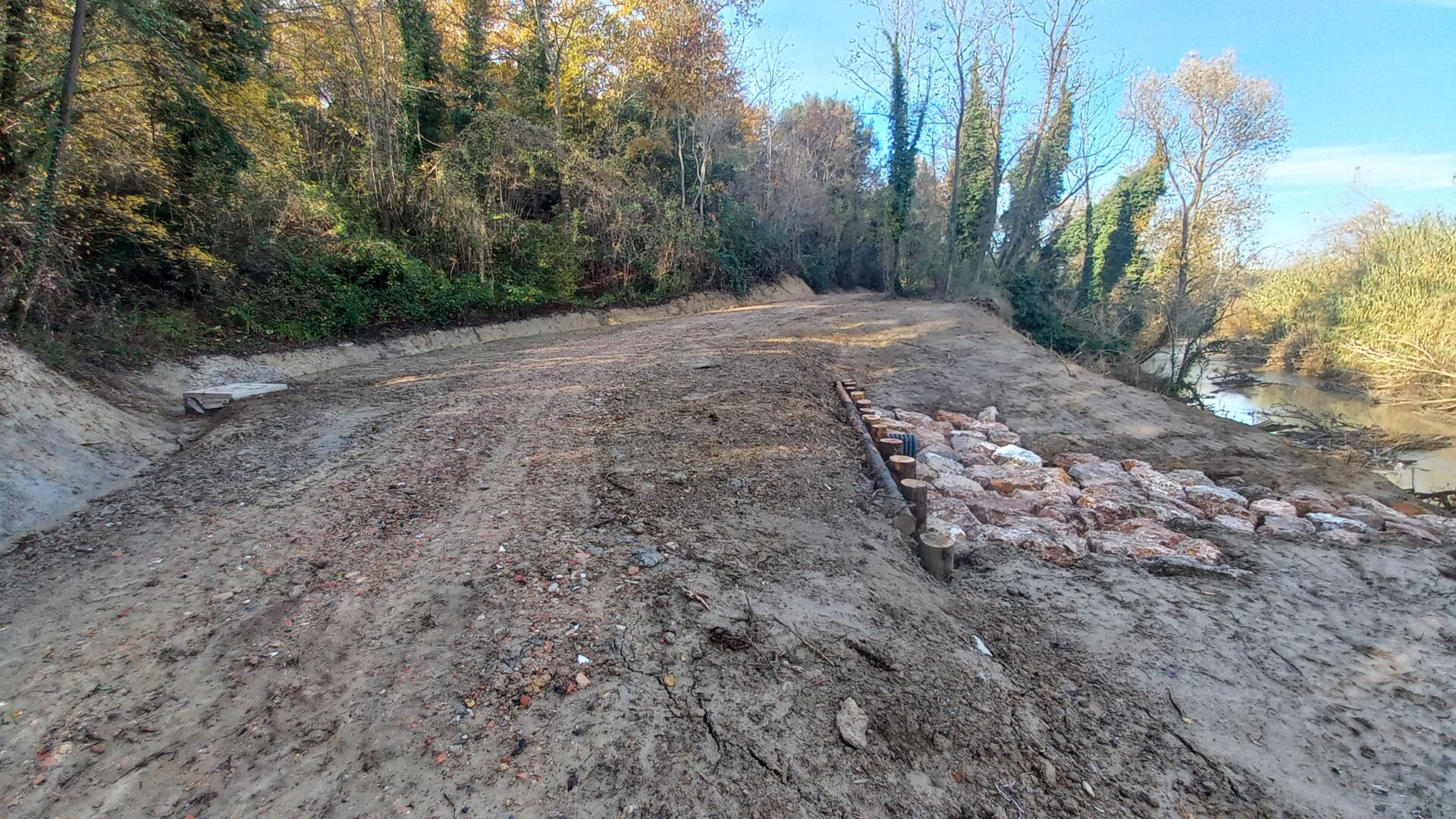 La sponda sinistra dell'Elsa a fine intervento (Fonte foto Consorzio di Bonifica Medio Valdarno)