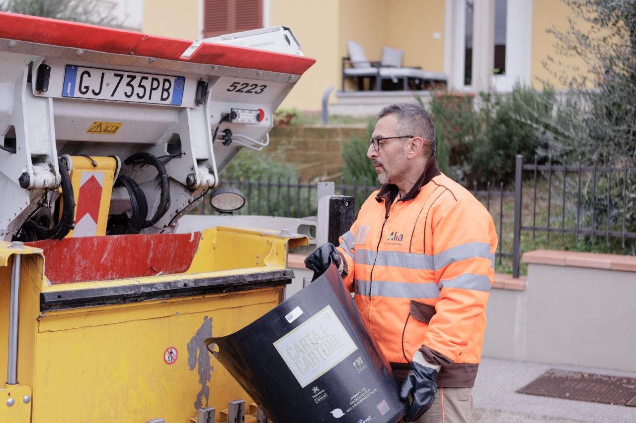 Raccolta porta a porta (Fonte foto comunicato stampa Plures Alia)