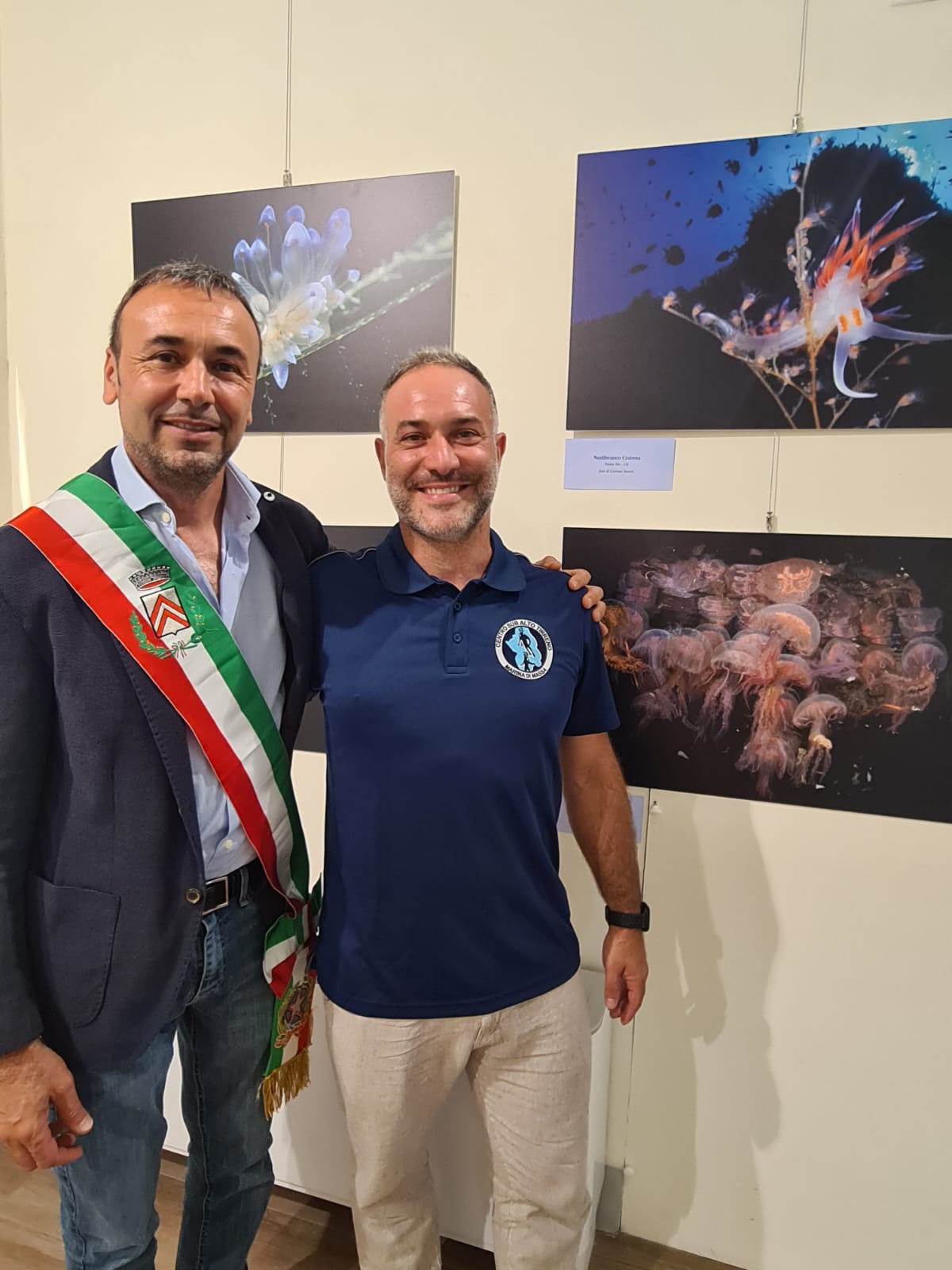 Il sindaco Emanuele Caporaso con Stefano Cerbai durante l'inaugurazione della mostra presso il Consiglio Regionale della Toscana (Fonte foto Comune di Lastra a Signa)