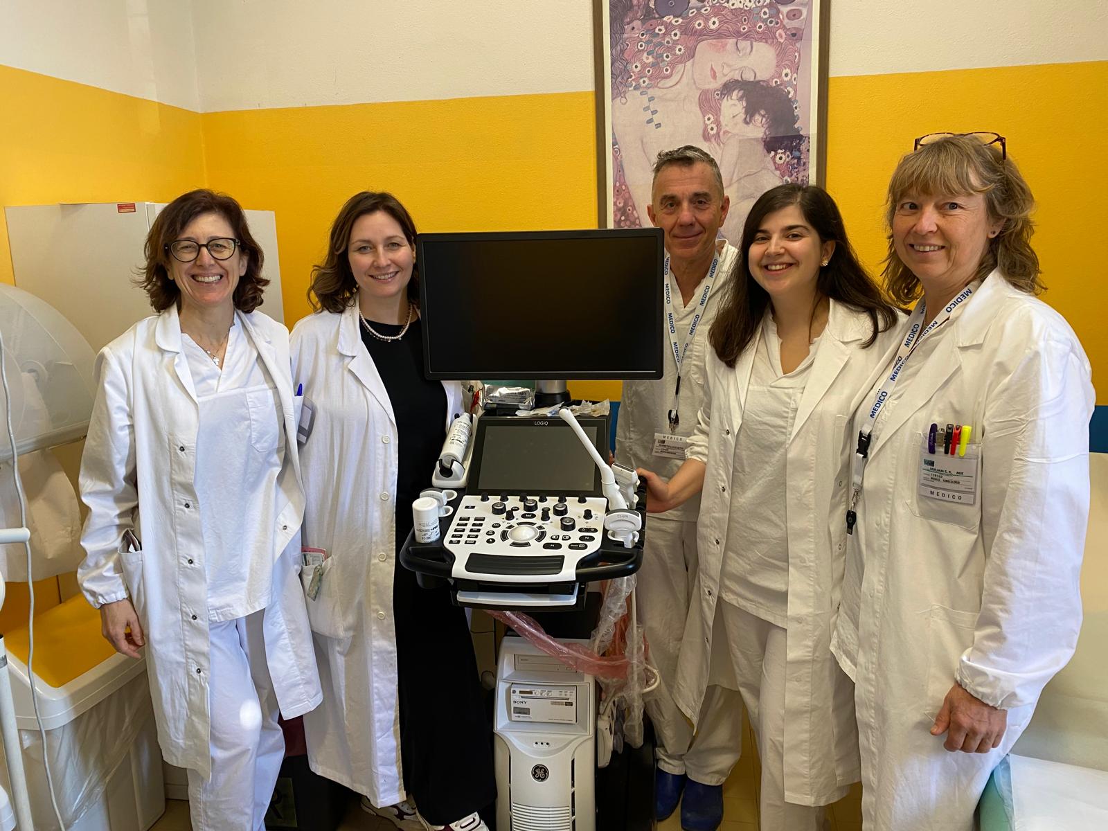 Equipe di ginecologia con il nuovo ecografo (Fonte foto Ausl Toscana Centro)