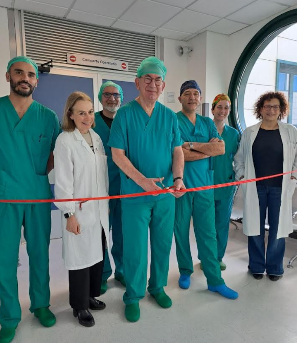 Taglio nastro con il professor Remacle e l'equipe di Leopardi e la direttrice dell'ospeale Bellini (Fonte foto Ausl Toscana Centro)