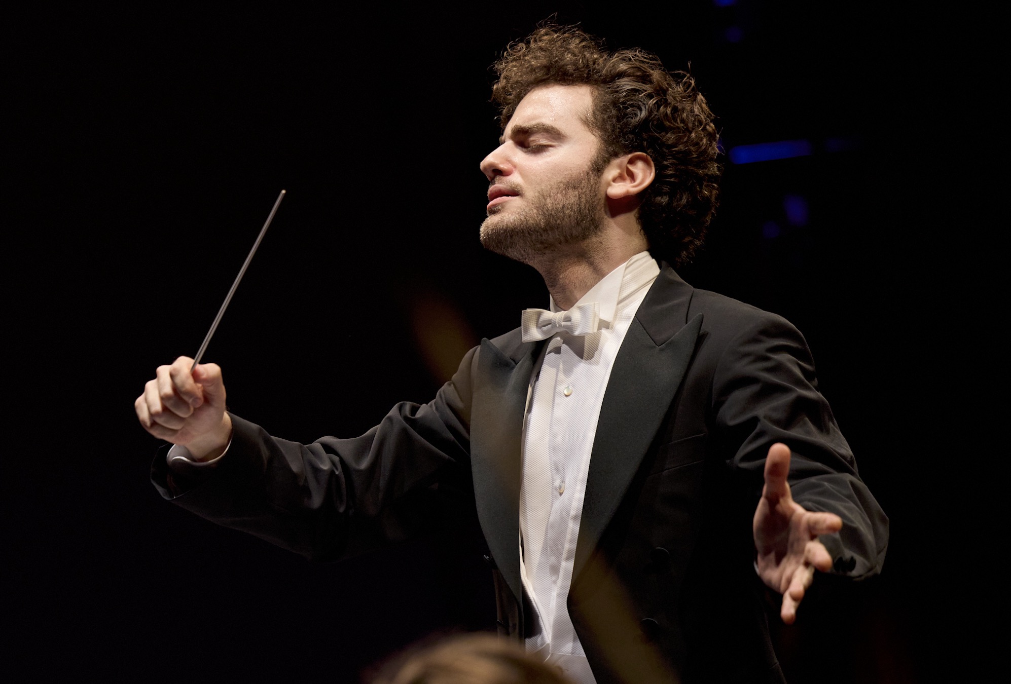 Emmanuel Tjeknavorian (Foto Oliver Borchert - Fonte Comunicato Stampa ORT)