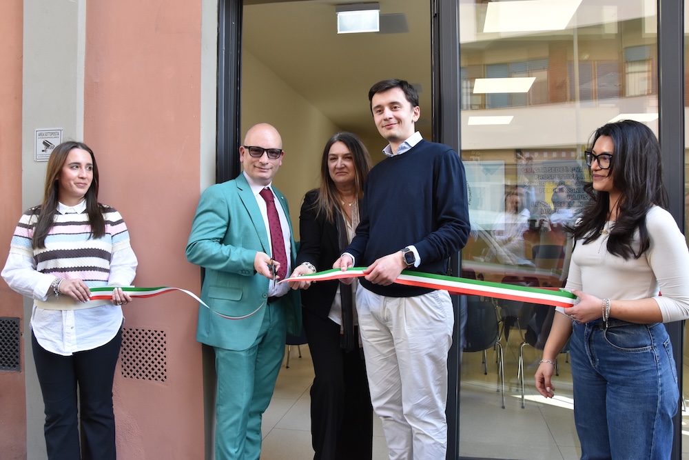 Il taglio del nastro per l'inaugurazione della nuova sede a Firenze (Fonte foto comunicato Opi Fi-PT)