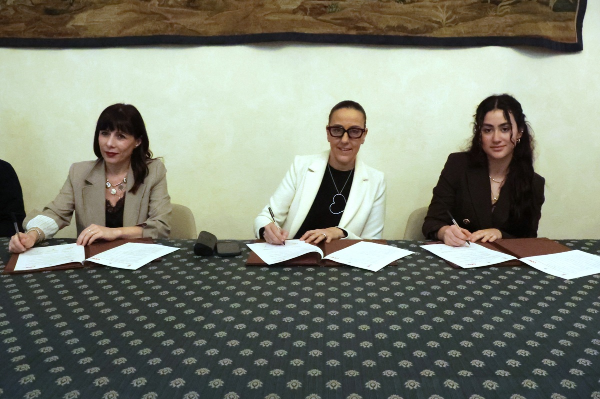 Un momento della firma (foto Antonello Serino - Met Ufficio Stampa)