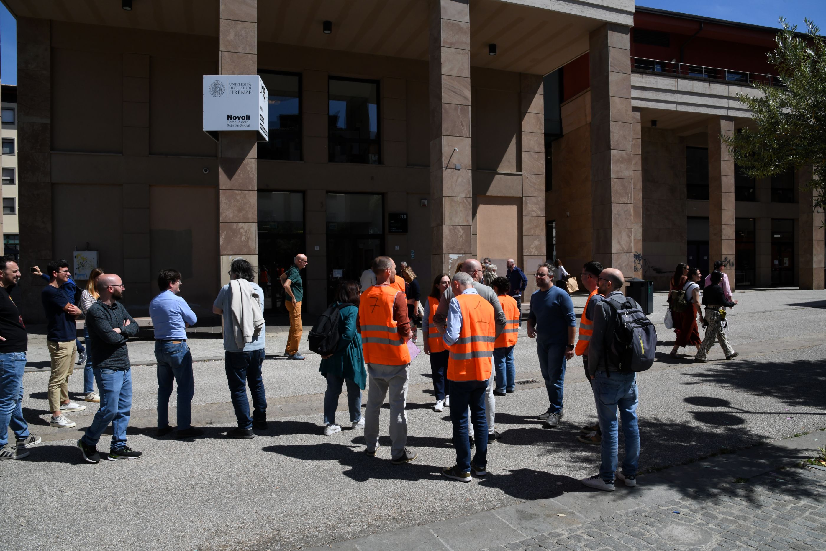 Un momento dell'evacuazione (foto da comunicato UniFi)