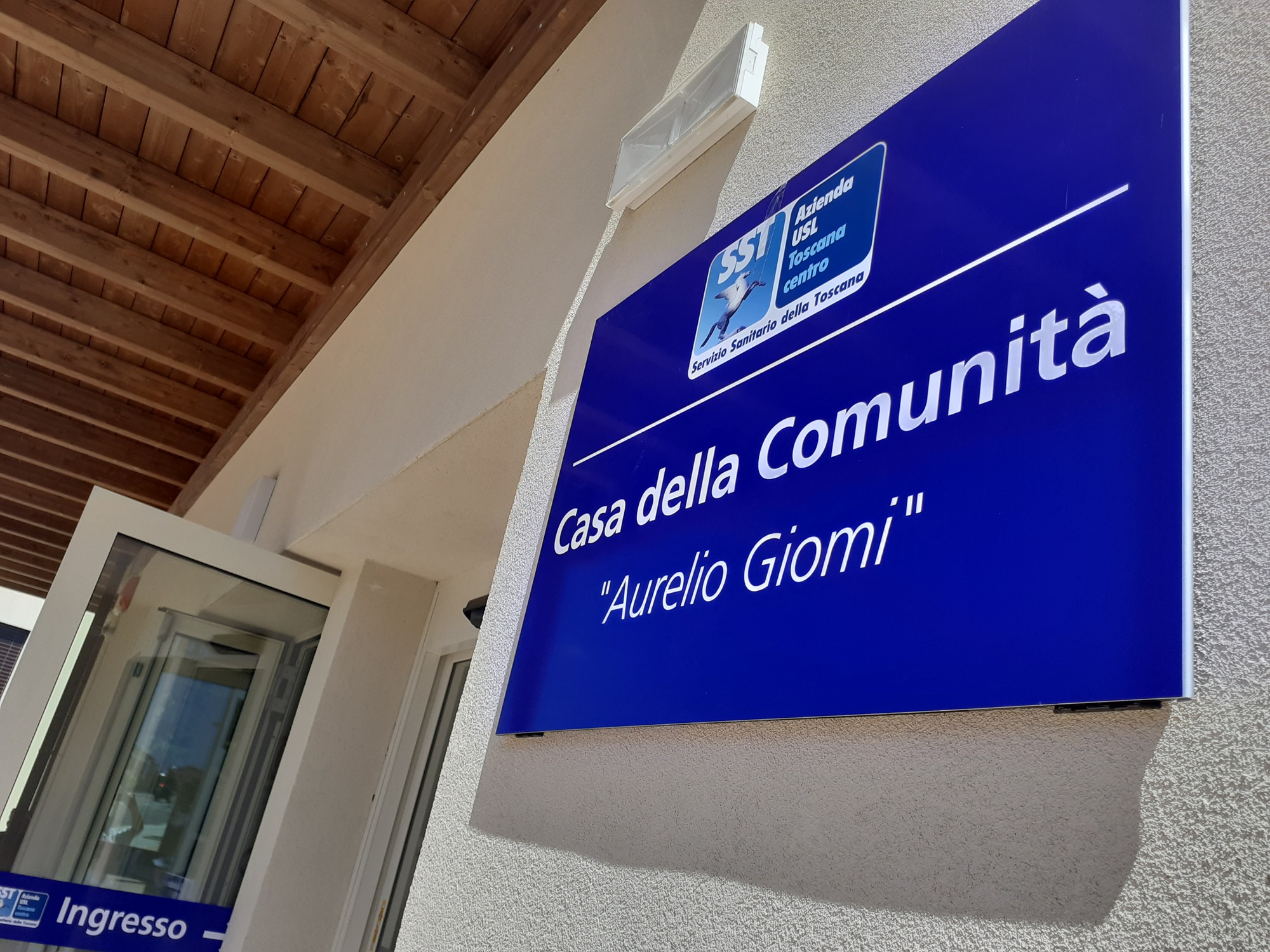 Ingresso Casa della Comunità di Montespertoli intitolata a Aurelio Giomi (Foto da comunicato Ausl Toscana Centro)