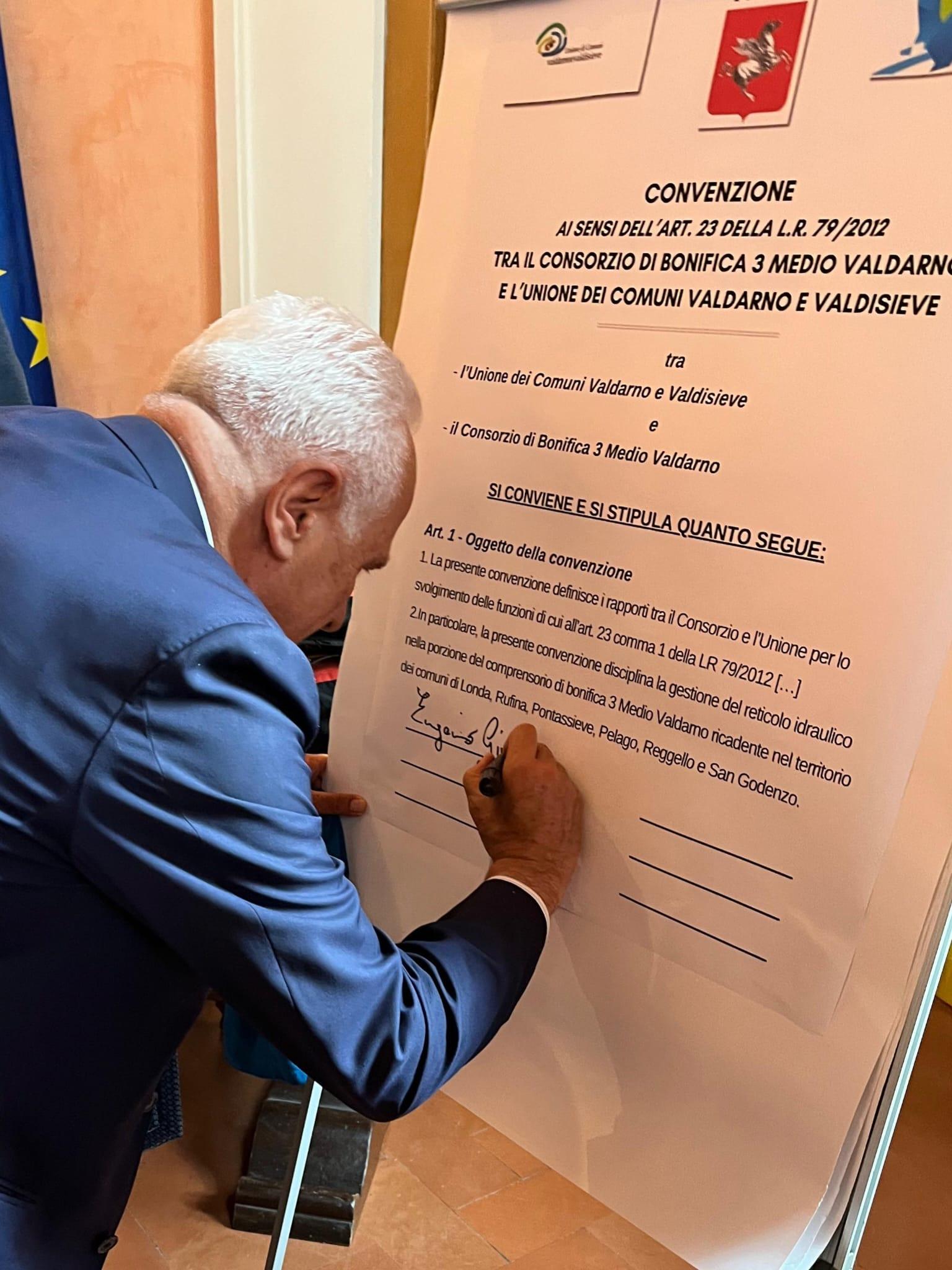 Giani firma la convenzione per la Sieve (fonte foto comunicato stampa)