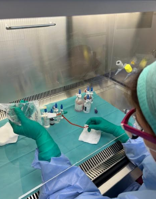 Operazioni in laboratorio (Fonte foto Ausl Toscana Centro)
