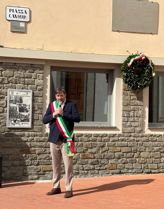 Il sindaco Roberto Ciappi e la vicepresidente della Regione Mia Diop hanno guidato un corteo in ricordo di Peppino Impastato e Aldo Moro (Fonte foto comunicato Comune di San Casciano in Val di Pesa)