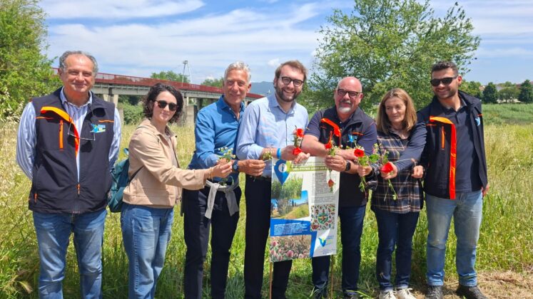 Da sinistra Iacopo Manetti, Direttore Consorzio Bonifica Medio Valdarno (CBMV) - Laura Mannucci, Adolfo Bellucci, Alessio Mantellassi del Comune di Empoli - Paolo Masetti, CBMV - Prof.ssa Francesca Romana Dani, Dipartimento Biologia UNIFI