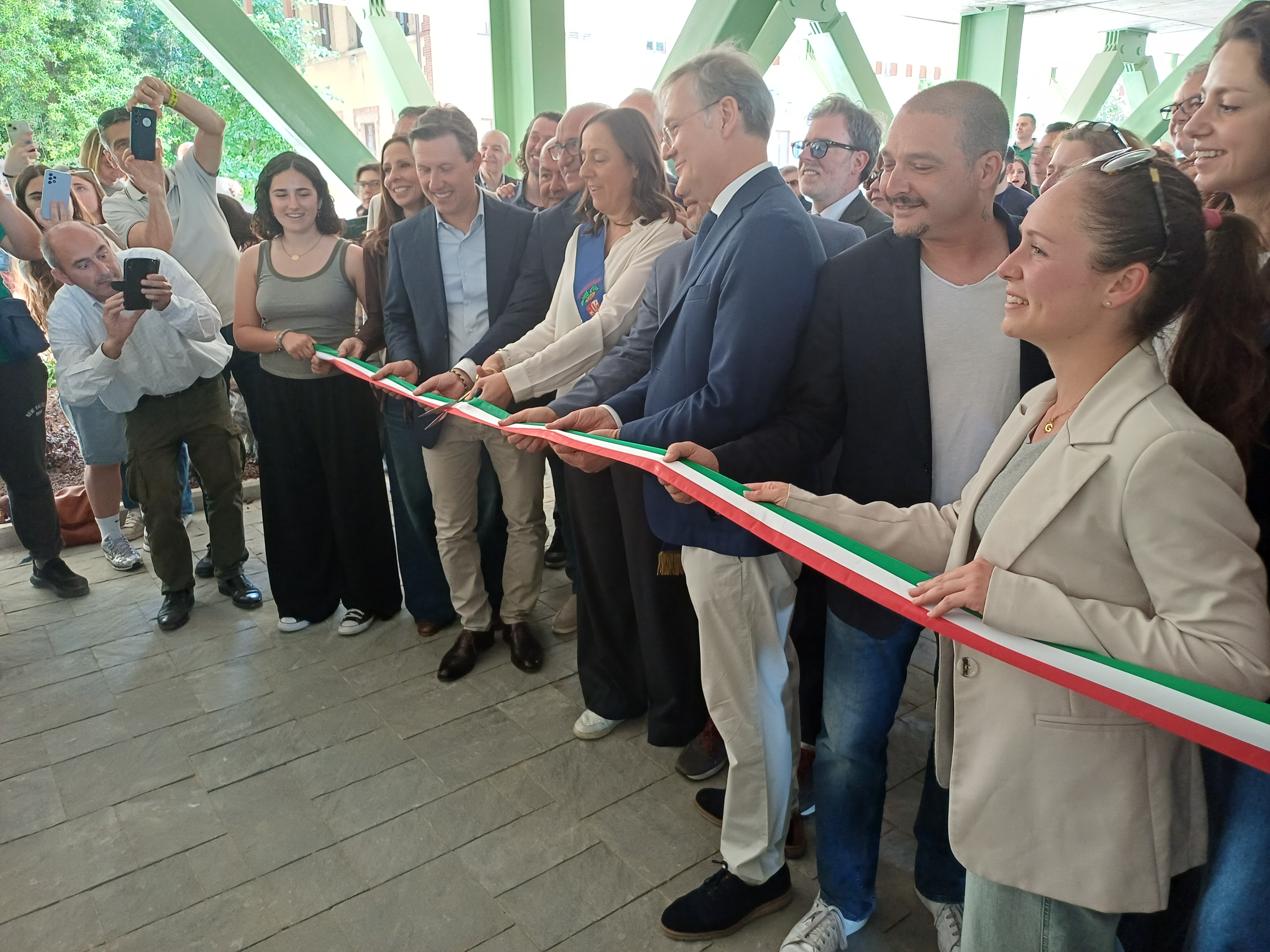 L'inaugurazione della palestra: il taglio del nastro (foto di Antonello Serino, Met Ufficio Stampa)