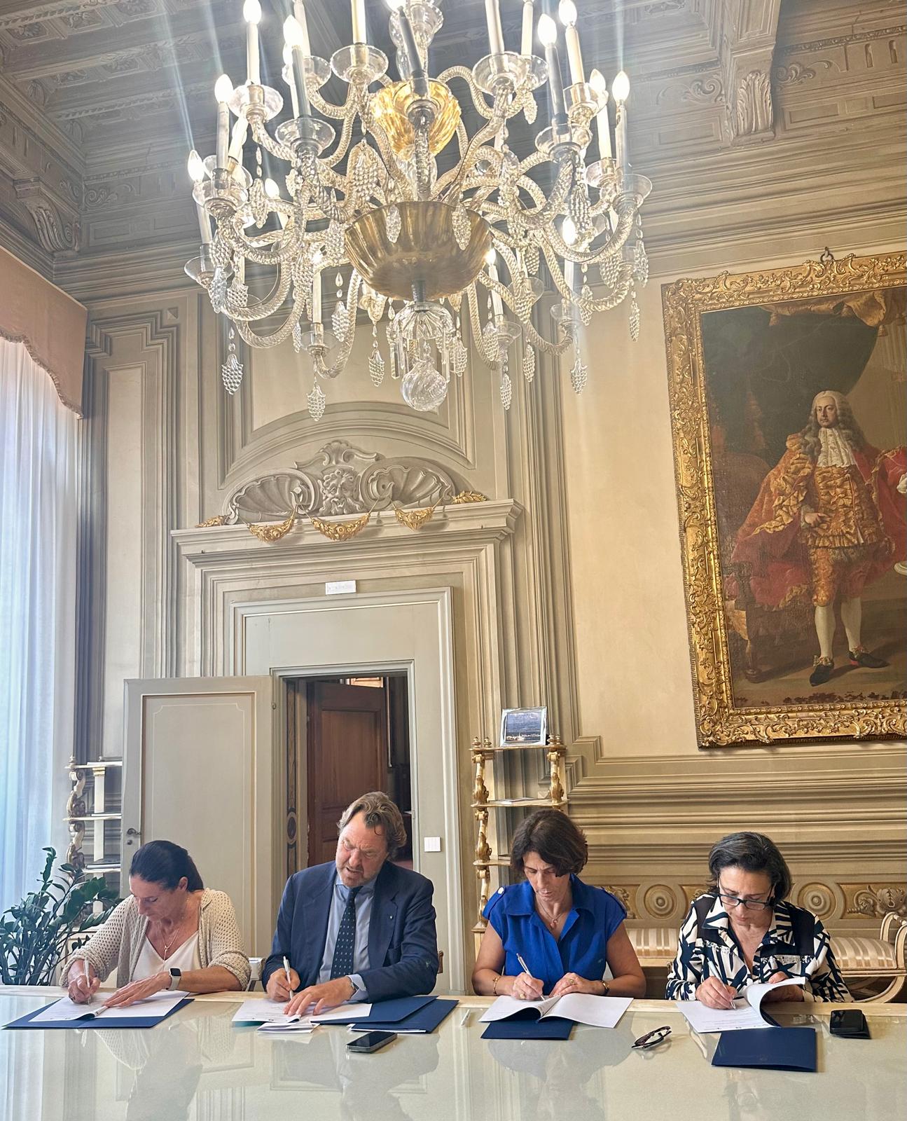 Un momento della firma dell'accordo