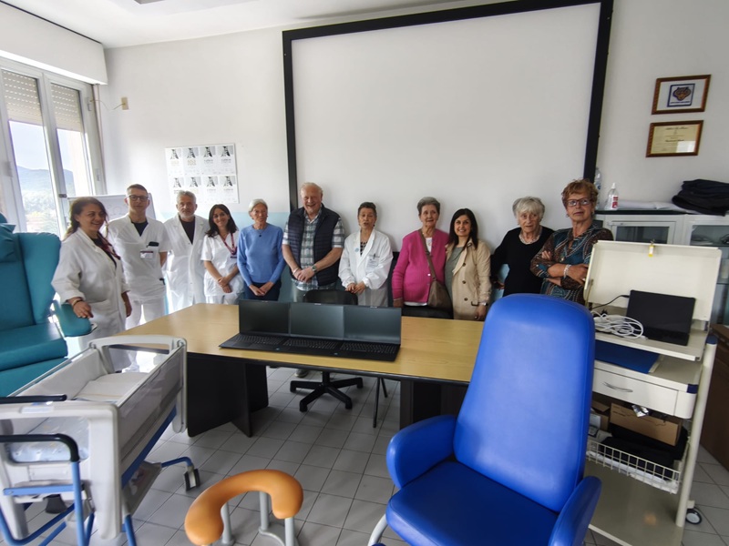 Foto di gruppo con le attrezzature donate dall'associazione