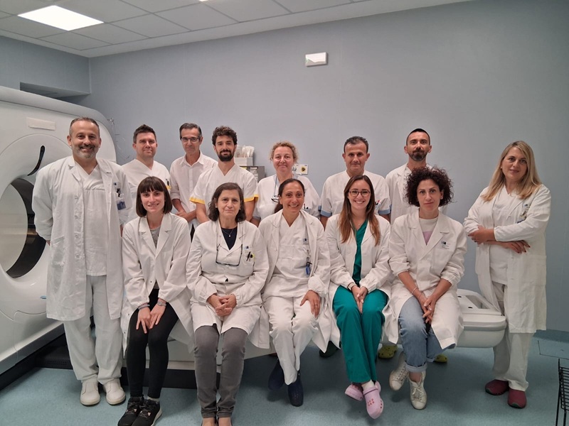La nuova Tac con la drssa Ricupero e tutto il gruppo della Radiologia HP (Fpmte foto comunicato Ausl Toscana Centro)