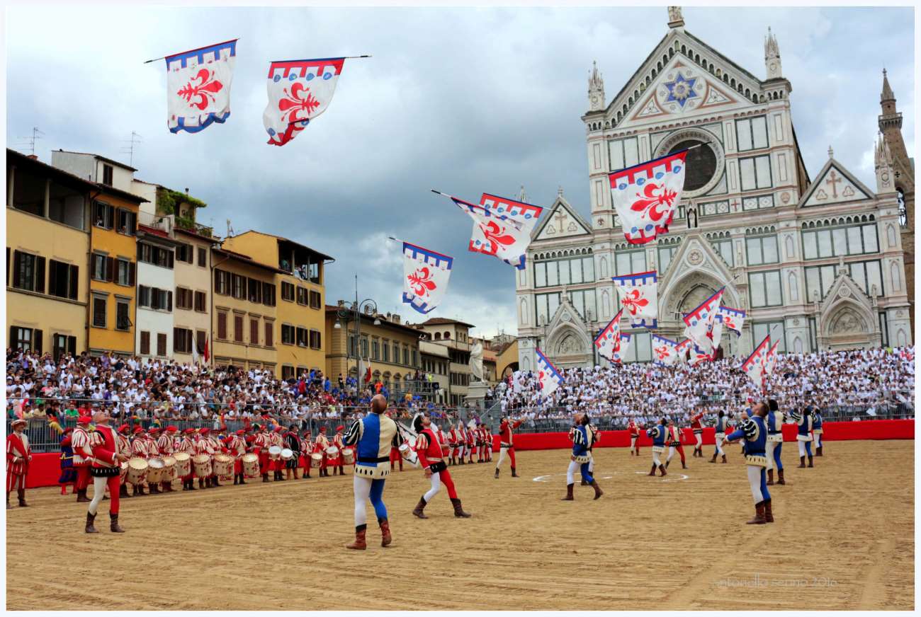 Sbandieratori al calcio storico (foto Antonello Serino - Met Ufficio Stampa)