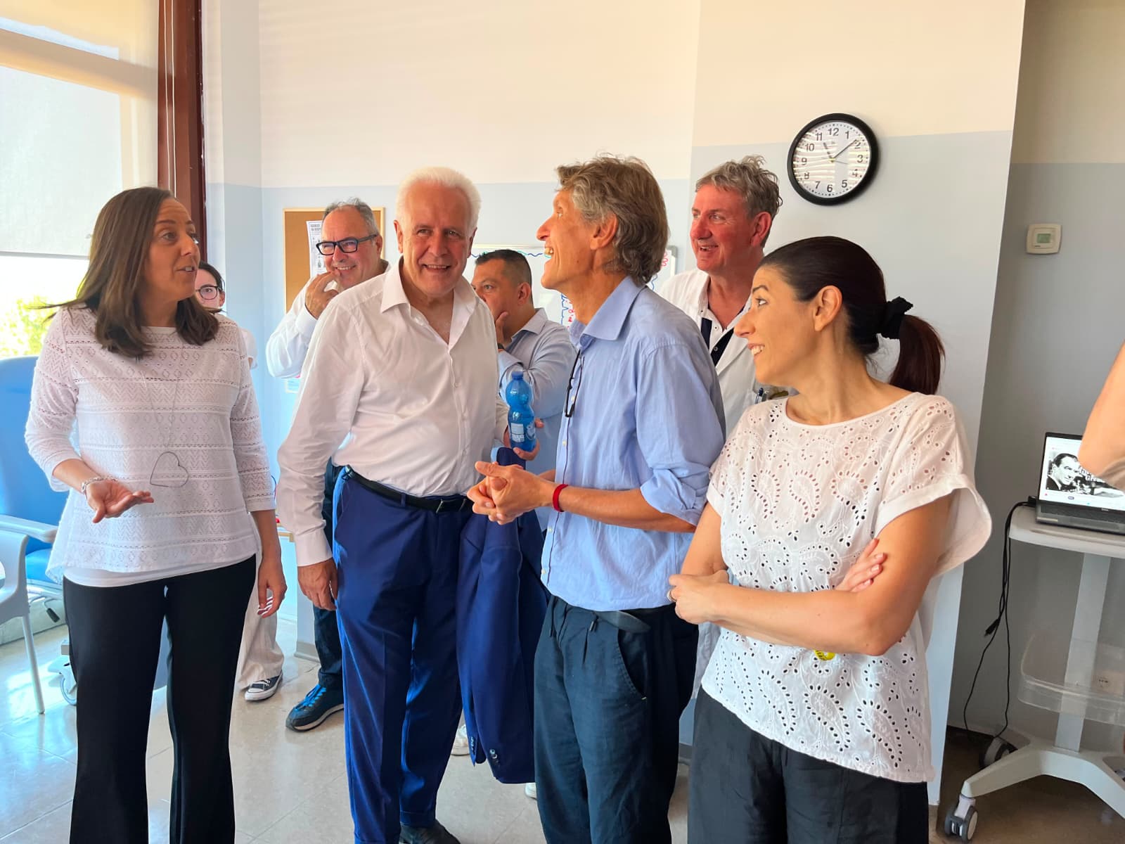 Il Presidente della Regione Eugenio Giani con la sindaca Funaro, l'Assessore Monni e il dott. Benvenuti (Fonte foto Ausl Toscana Centro)