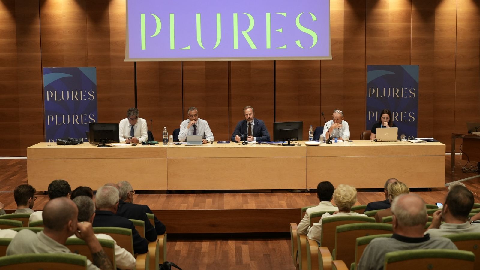 Una foto dell'assemblea (Fonte foto comunicato Plures Alia)