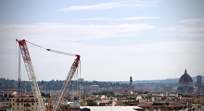 La gigantesca gru di 1.600 tonnellate, alta 70 metri, che è stata montata sul lato via degli Artisti, sostituirà lo storico cavalcaferrovia (foto Antonello Serino)