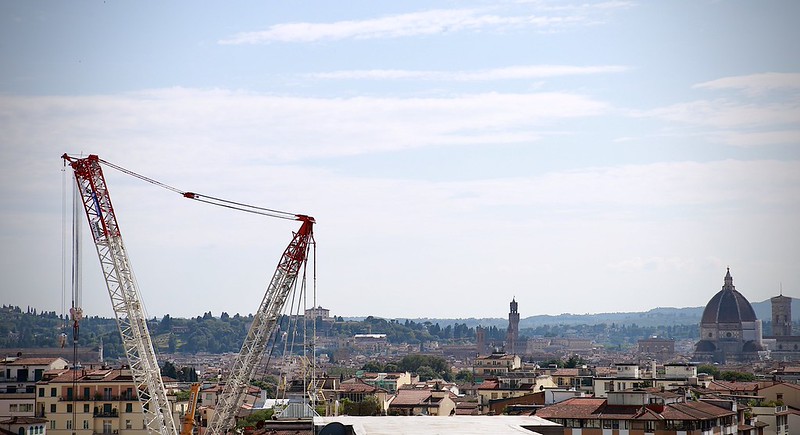 La gigantesca gru di 1.600 tonnellate, alta 70 metri, che è stata montata sul lato via degli Artisti, sostituirà lo storico cavalcaferrovia (foto Antonello Serino)