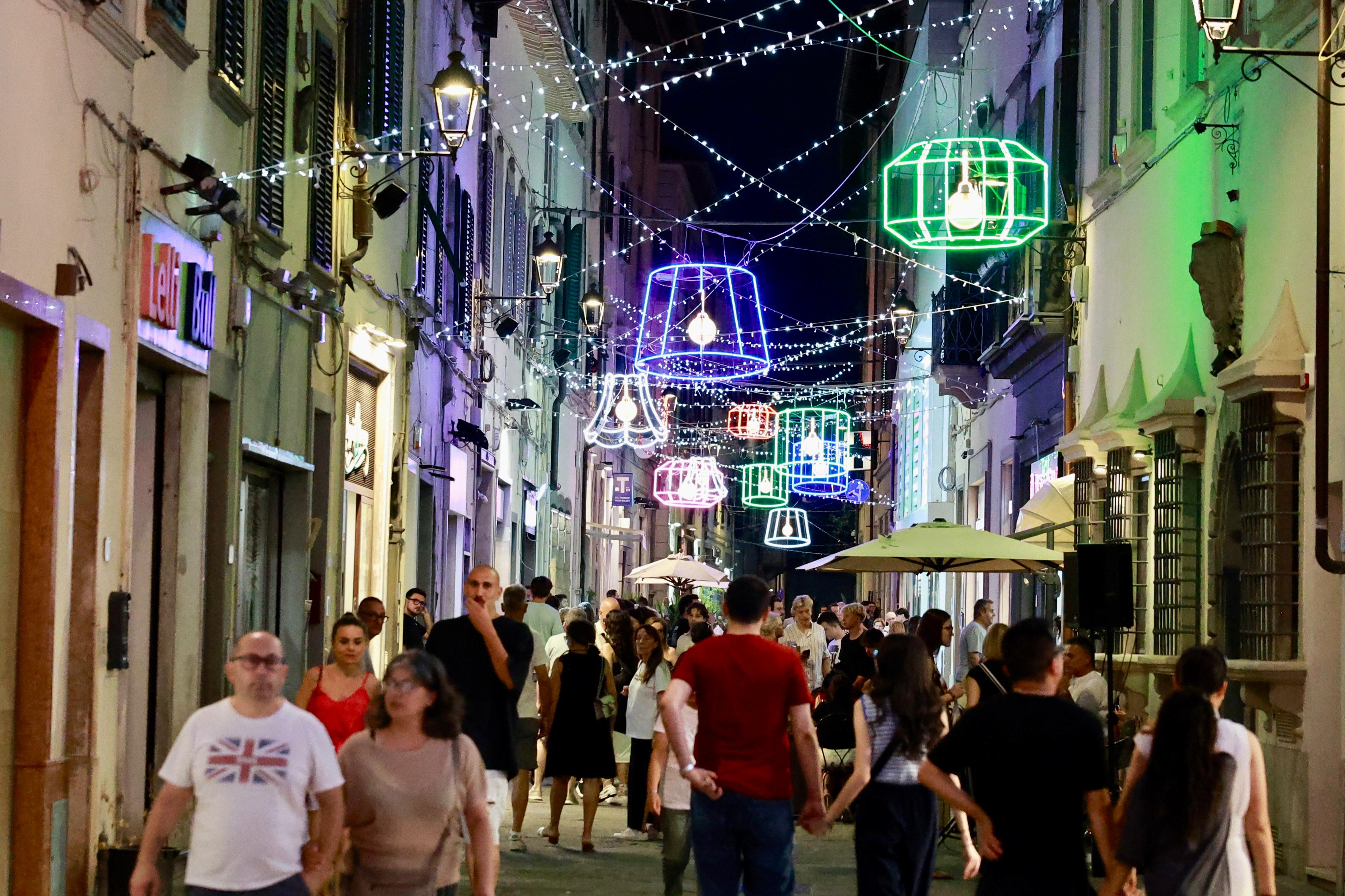 La Notte Bianca illumina il centro di Empoli, il commercio festeggia con musica e luminarie