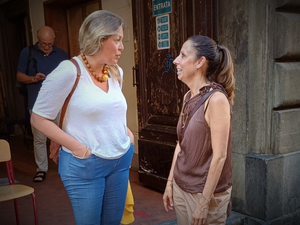 Benedetta Albanese e Beatrice Barbieri sopralluogo all'incendio (foto Lorenzo di Bilio)